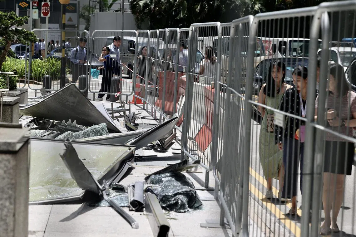 中秋夜狂风暴雨中，与大华银行大厦毗邻的莱佛士坊一号大厦二座有六块幕墙面板缺失，很可能砸中了大华银行大厦的玻璃天棚。（陈斌勤摄）