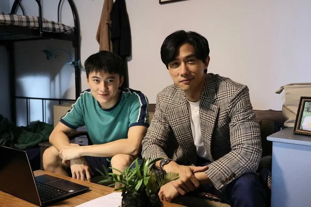 吴劲威（左）和陈泂江在戏里同时爱上何盈莹。（梁麒麟摄）