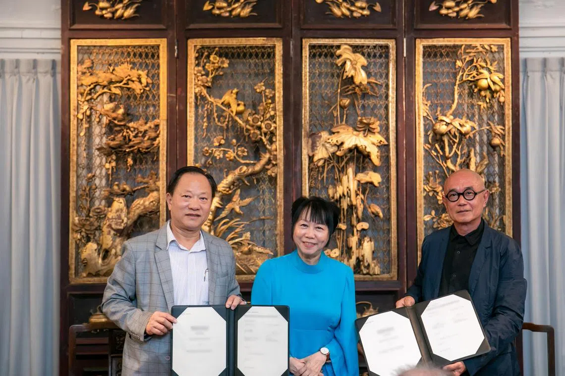 在总统夫人珍一藤木（中）的见证下，潮州八邑会馆会长吴木兴（左）与天猛公艺术基金会创始人陈克湛（右）签署合作备忘录，共同推广潮汕艺术和文化。（档案照）