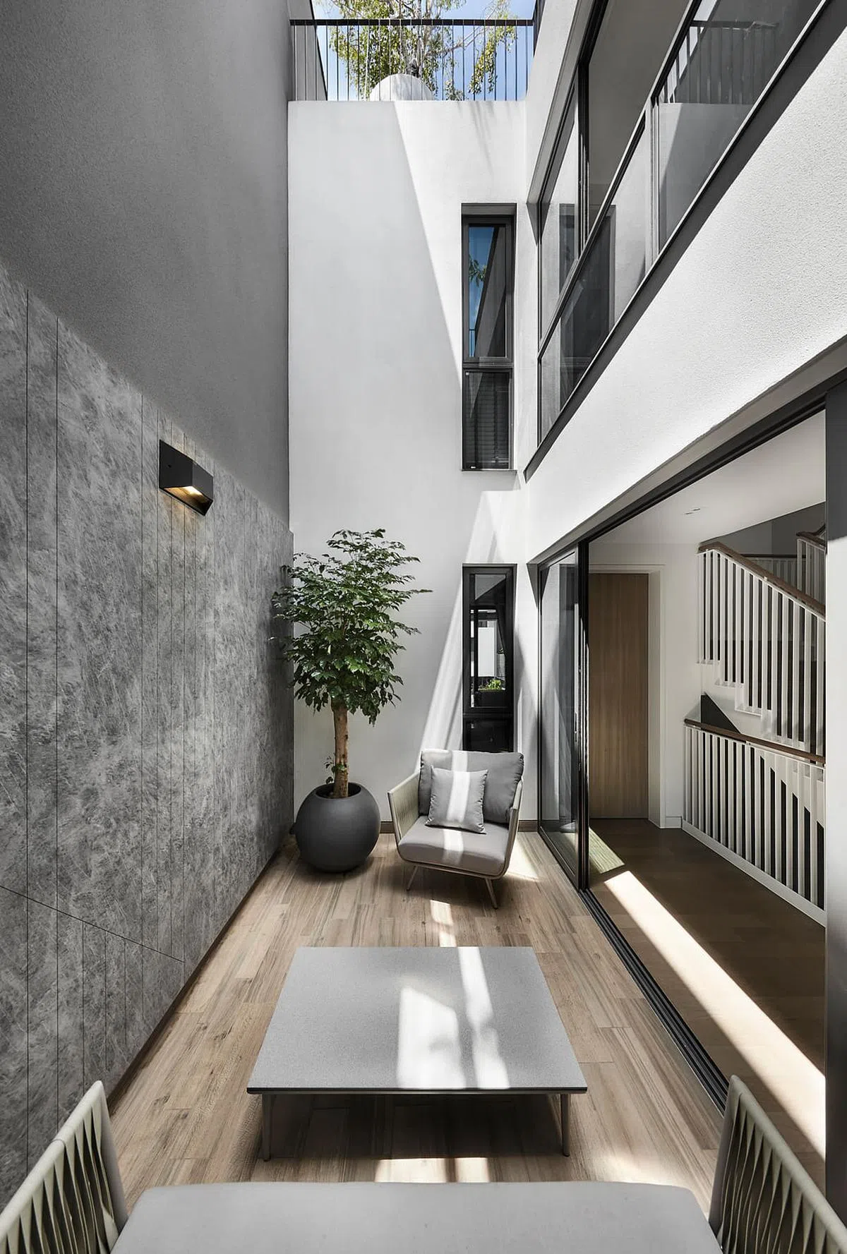 二楼的天井变成家人的第二个起居室，拉近家人在楼层间的距离。