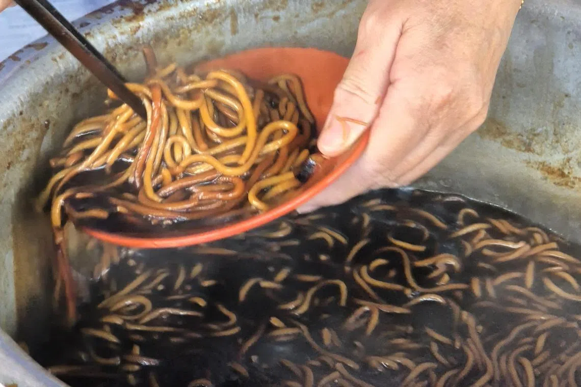 湿炒面看起来很够味，但主要是酱油和酱青带出的咸甜。（陈爱薇摄）