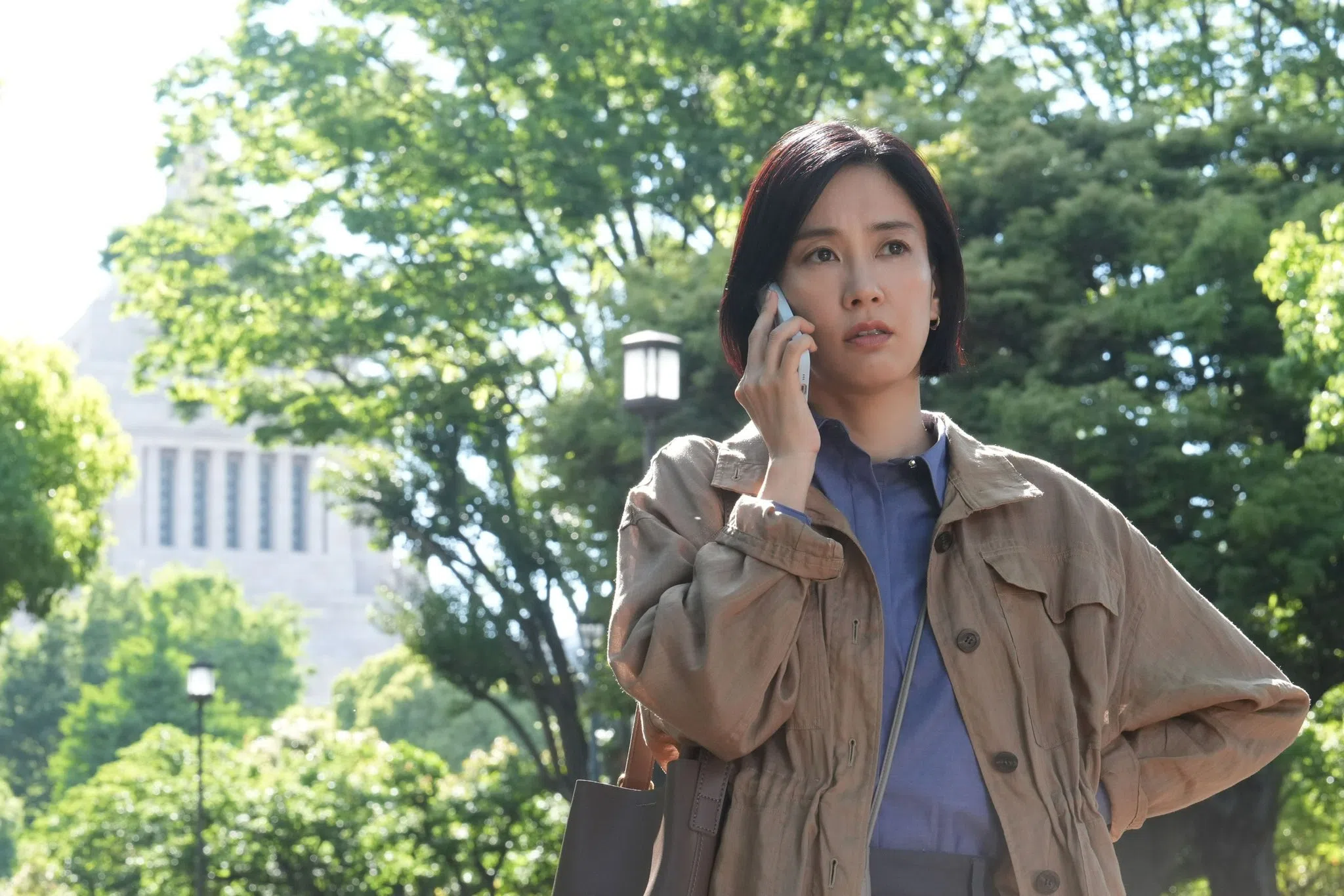 扮演追查政治黑幕的记者，水川麻美占戏最重，但气场略显不足。（互联网）