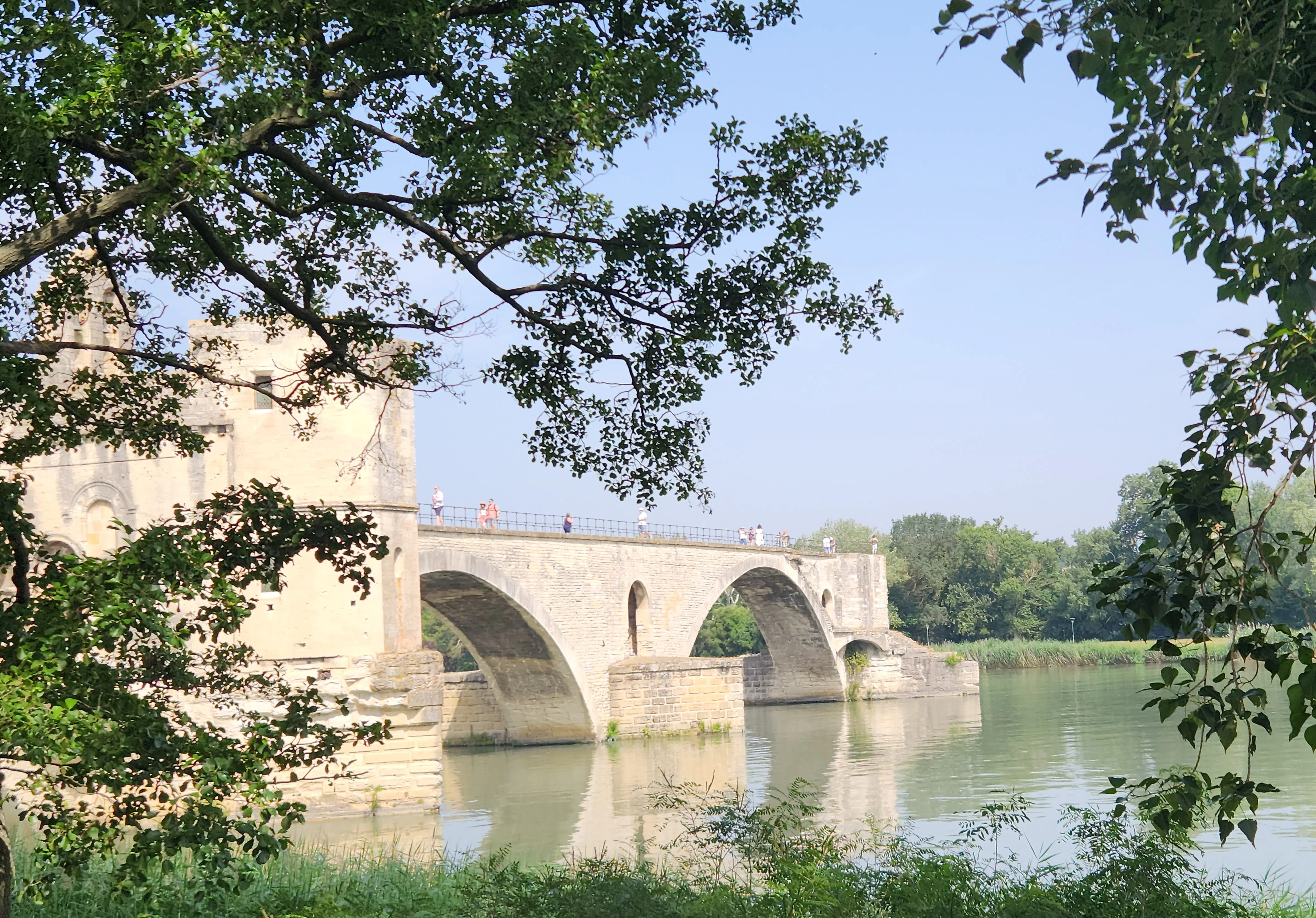 阿维尼翁断桥（圣贝内泽桥，Pont Saint-Bénezet）与教皇宫、古城中心同列世界遗产。（丁威摄）