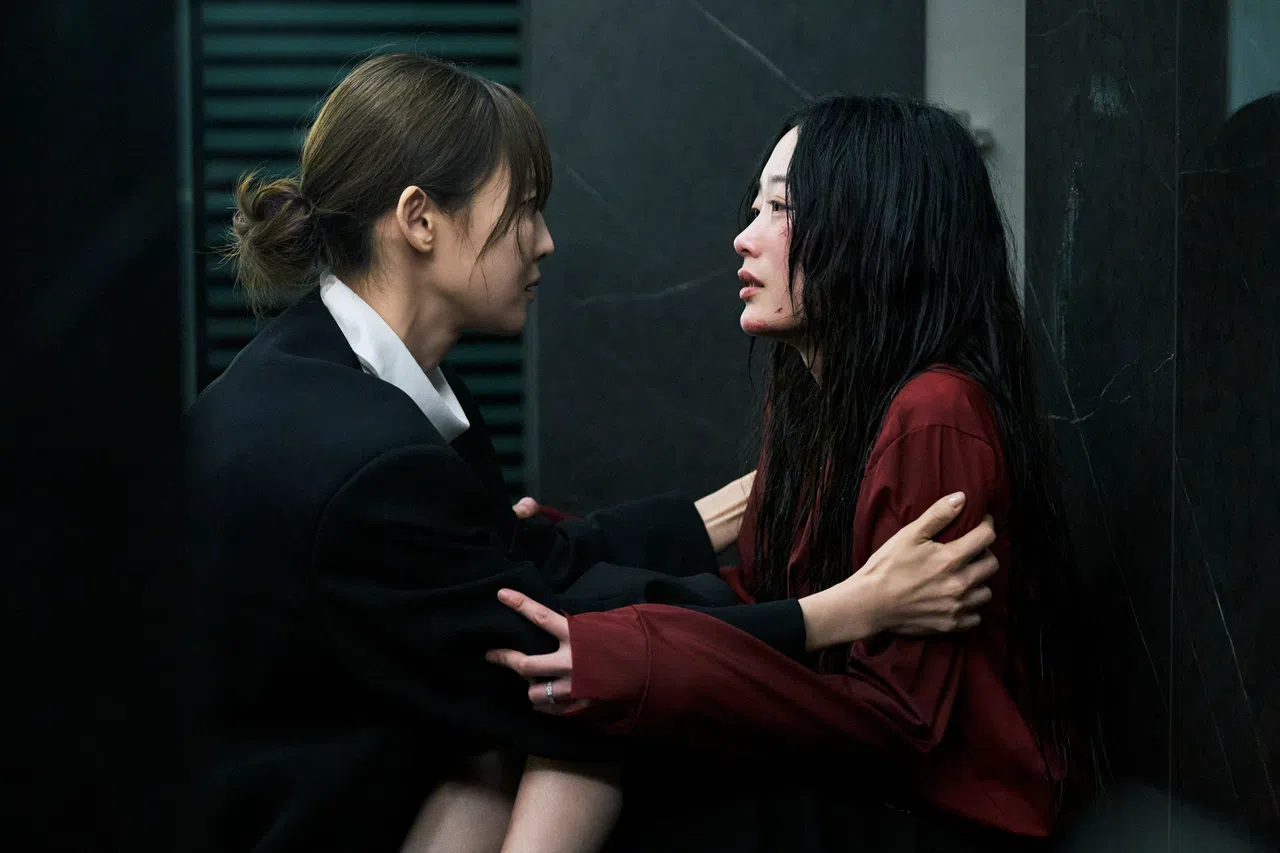 全少妮（左）和李瑜美为了摆脱生活中的不幸而做出极端的选择。（Netflix提供）