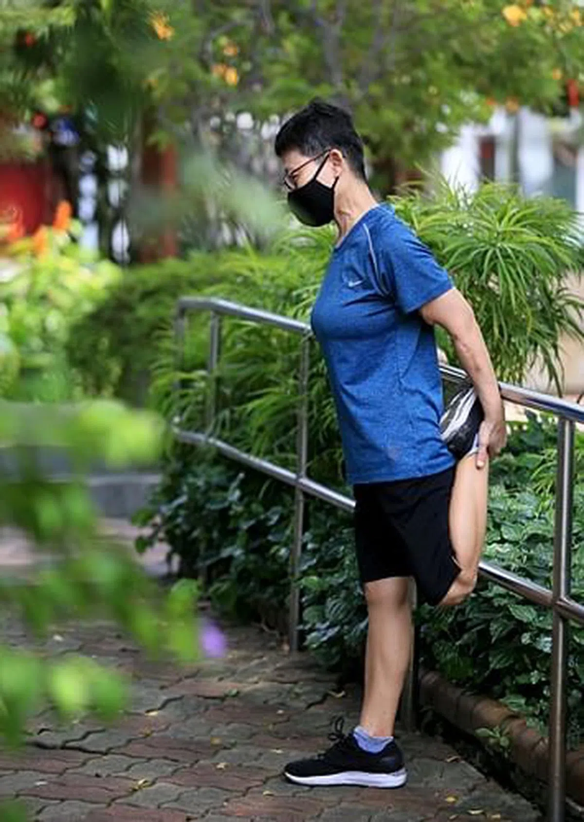 翁美爱每天傍晚也必外出运动，包括一周跑步三天，快走三天。（龙国雄摄）