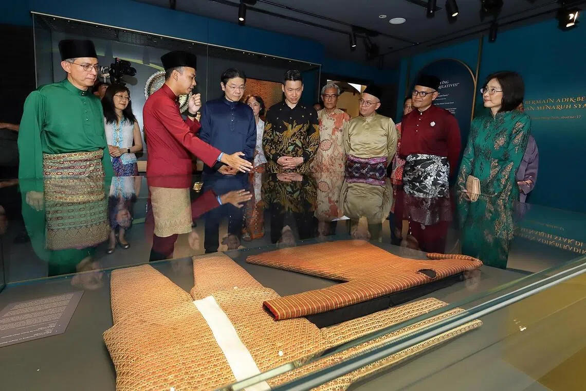 黄循财总理（左三）为刚完成翻新的马来文化中心重新开幕后，参观馆内的常设展。陪同参观的包括文化、社区及青年部代部长兼教育部高级政务部长梁振伟（左四），以及主管回教事务代部长兼内政部高级政务部长费绍尔副教授（左一）。（马来文化馆提供）