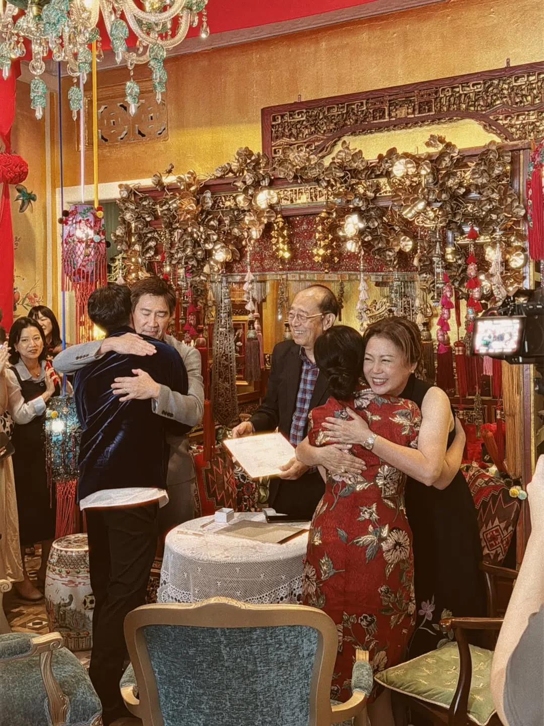 向云（右一）在儿子陈熙婚礼的敬茶仪式上，与媳妇Mami相拥。（取自陈一心IG）