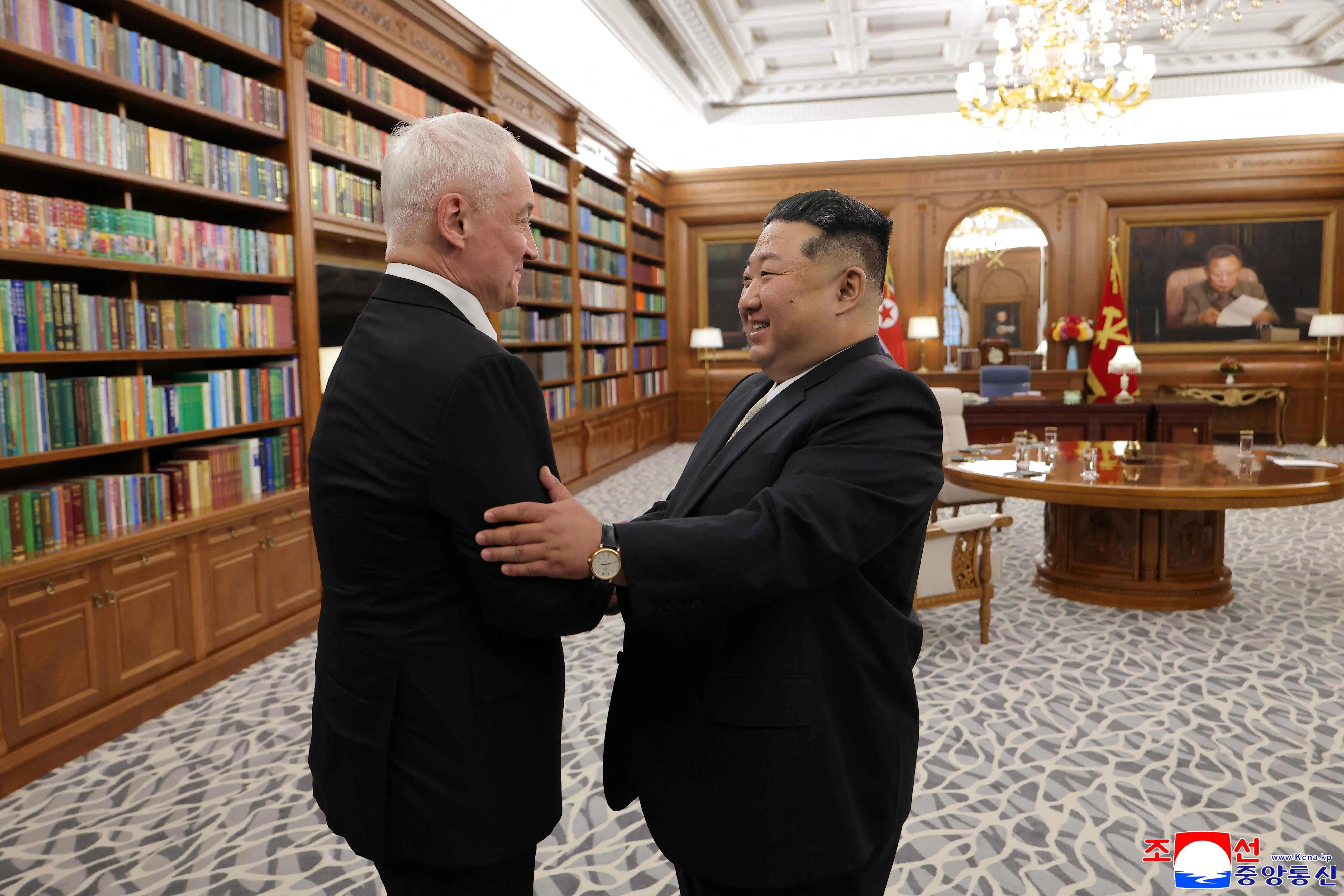 朝鲜领导人金正恩（右）星期天（4月26日）在平壤劳动党中央委员会总部，会见到访的俄罗斯国防部长别洛乌索夫（左）。（法新社）