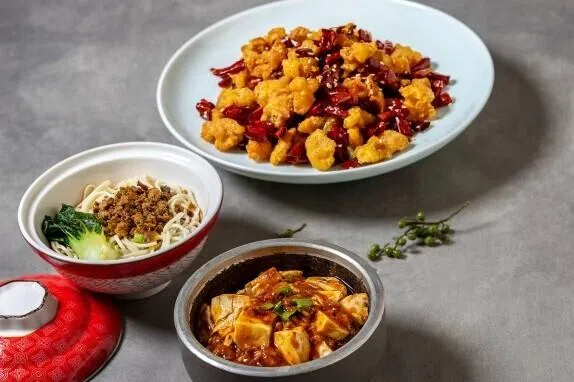 美芝路四川豆花饭庄的点心自助餐备有辣子鸡等川菜。（餐馆提供）