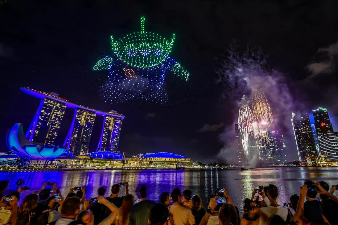 这场烟花秀除了展现迪士尼图案，还融入新加坡特色的元素，例如土生华人风格的图案，以及新加坡国花卓锦万代兰，为公众带来一场融合烟花、灯光和迪士尼经典音乐的视觉盛宴。（陈斌勤摄）