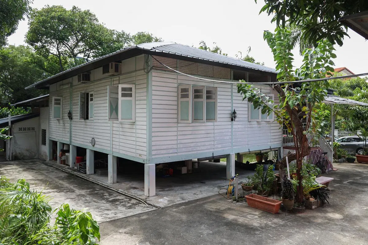 这栋百年老屋是该区仅存的浮脚楼甘榜老屋。