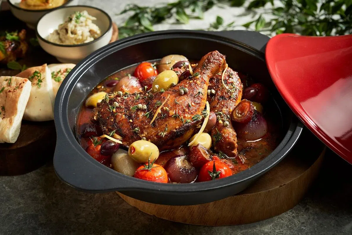 摩洛哥塔吉锅炖鸡腿丰盛开胃。