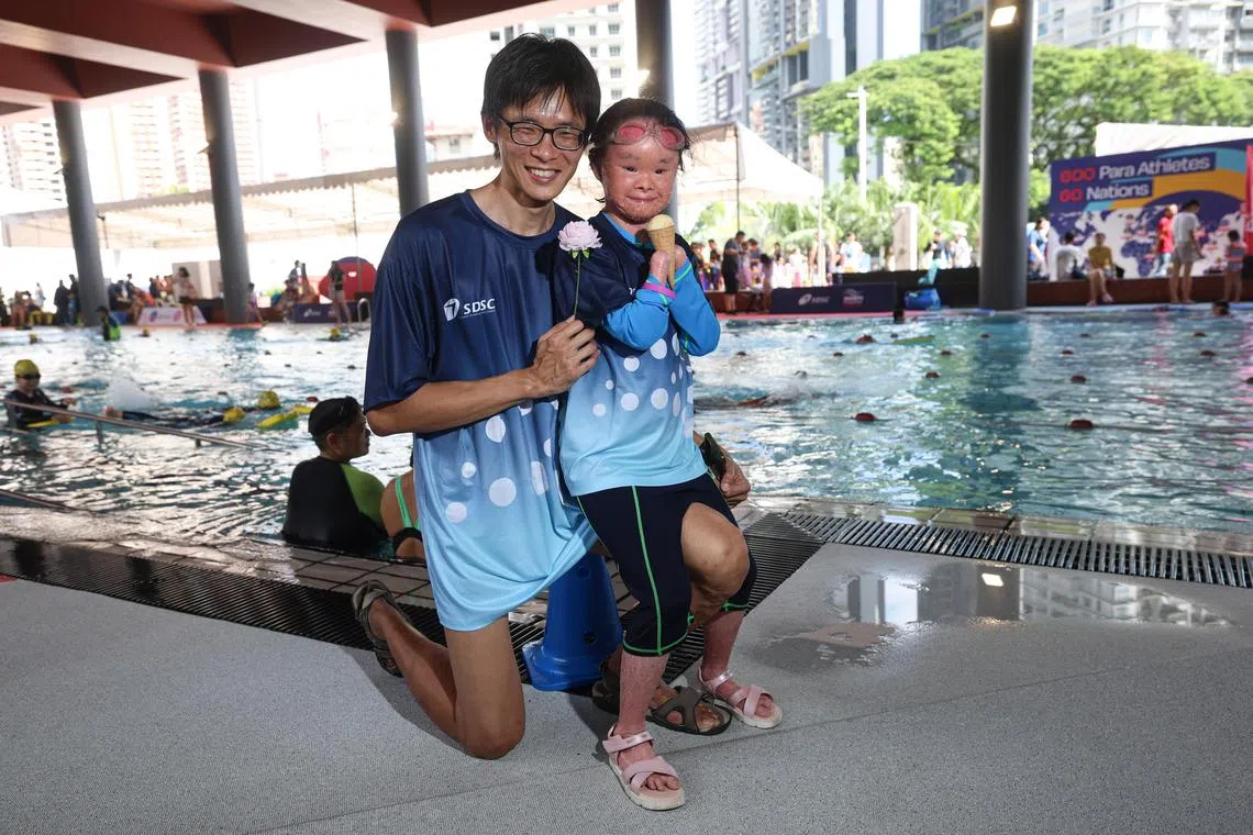 患有丑角样鱼鳞病伴双手自截的吴凯歆（右）在父亲的陪同下，完成最后一游。活泼开朗的她说，喜欢游泳是因为可以玩水。（关俊威摄）