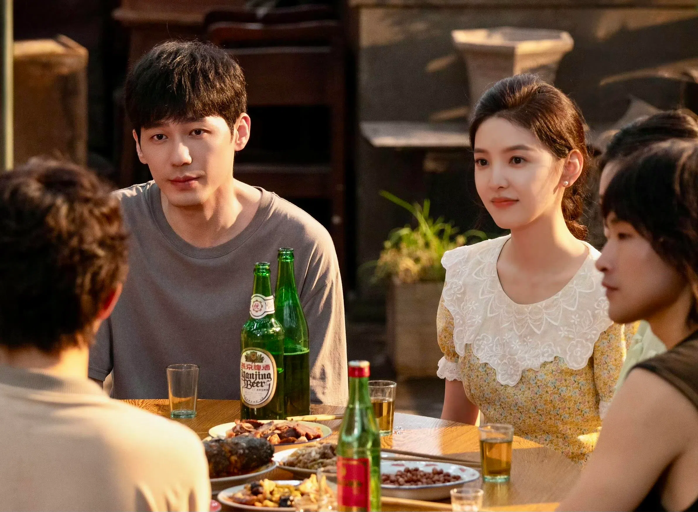 白宇（左）和章若楠主演的当代都市剧《冬去春来》，讲述一群北漂青年的追梦故事。（取自剧集微博）