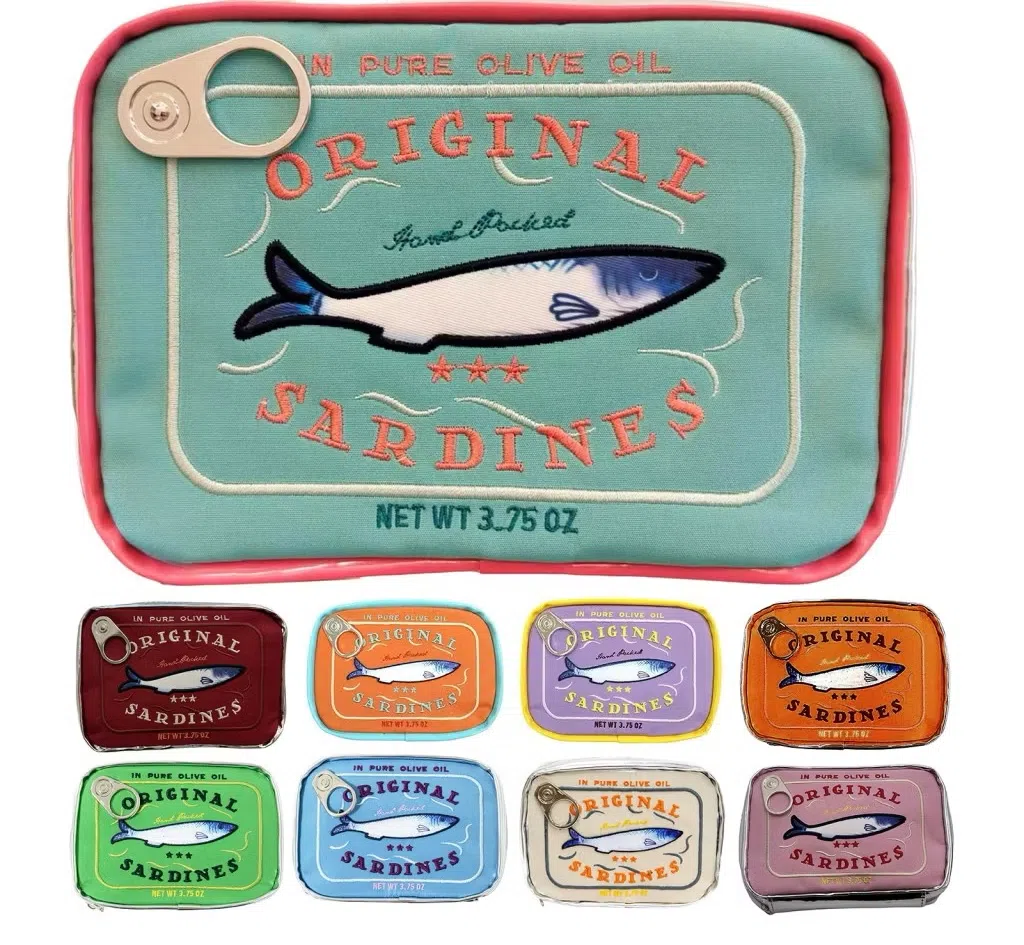 这款沙丁鱼罐头化妆包近年也深受欢迎。（取自Shopee）