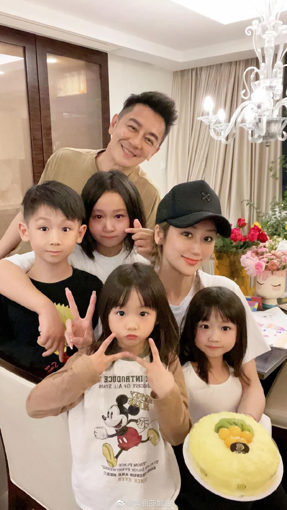 陈浩民一家被指一个模子出来。（取自艺人微博）