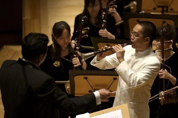 从唢呐演奏到指挥交响曲，文化碰撞构成了黄德励艺术思辨的起点与主线。（受访者提供）