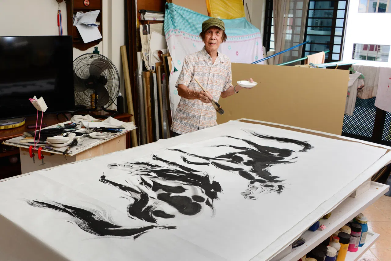 郑志道在工作室画马。（南洋艺术学院提供）