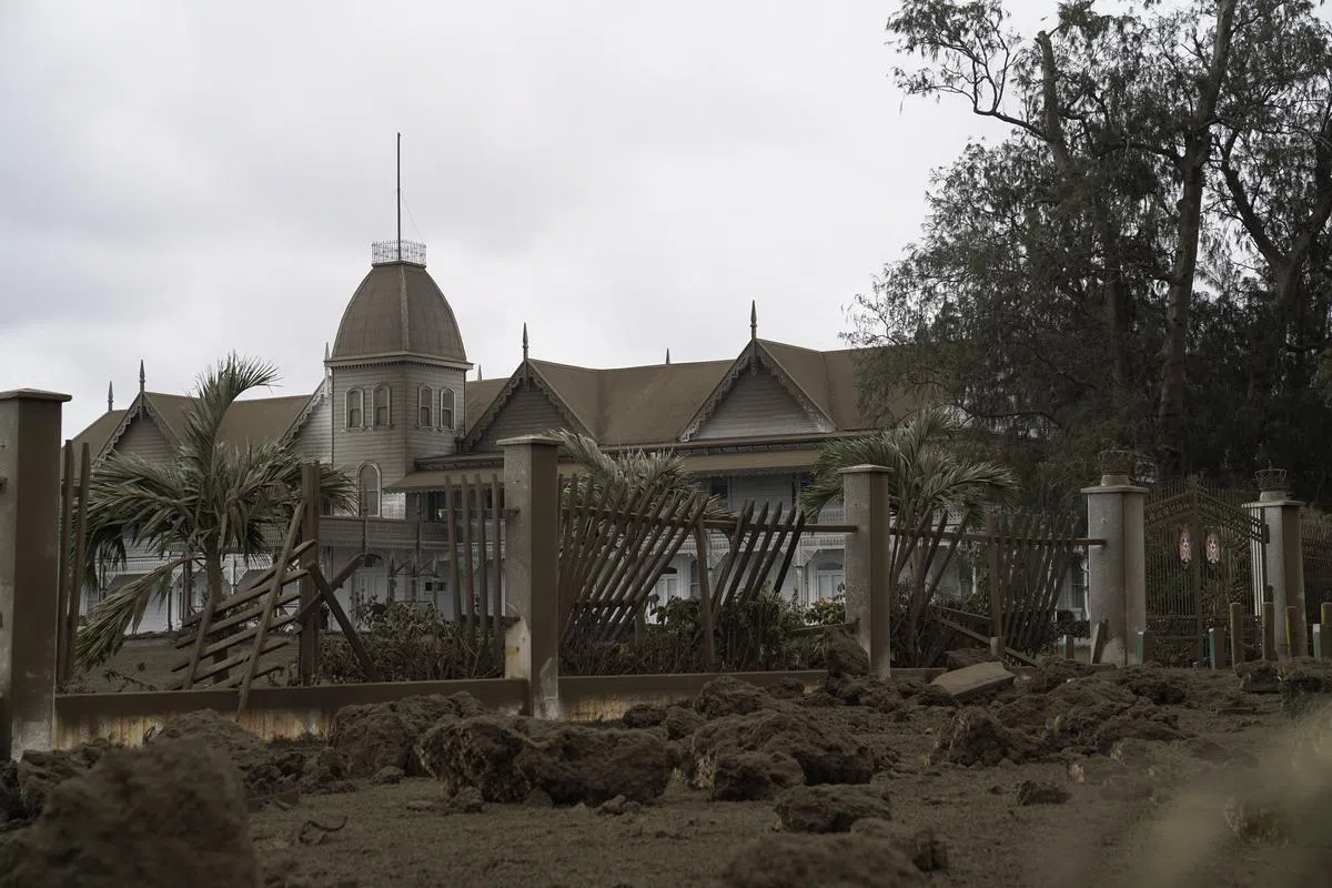 2022年1月，海底火山喷发后，汤加王宫被火山灰覆盖。（法新社）