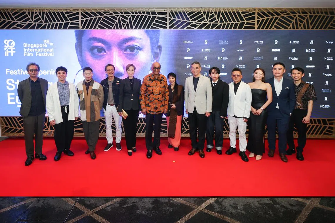 总统尚达曼和夫人（左六、左七）及数码发展及新闻部长兼内政部第二部长杨莉明（左五）与《默视录》主创团队合照。（龙国雄摄）