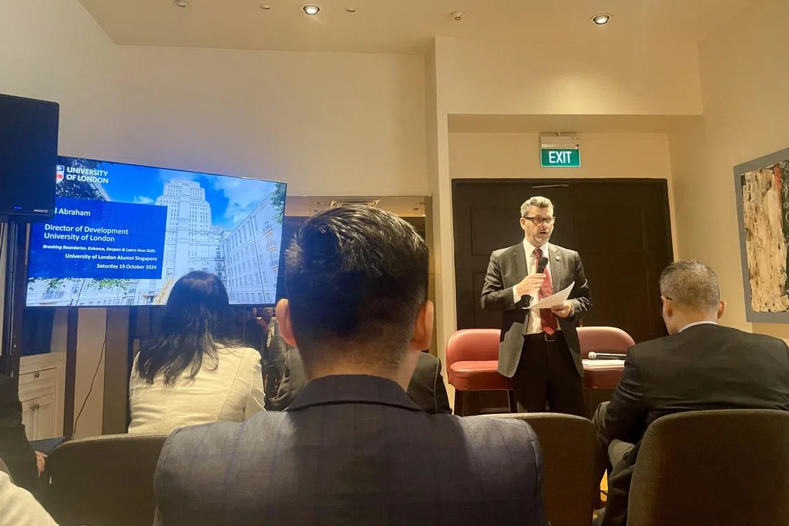 从英国远道而来的伦敦大学发展部主任Bill Abraham致开幕词。（周佳铃摄）