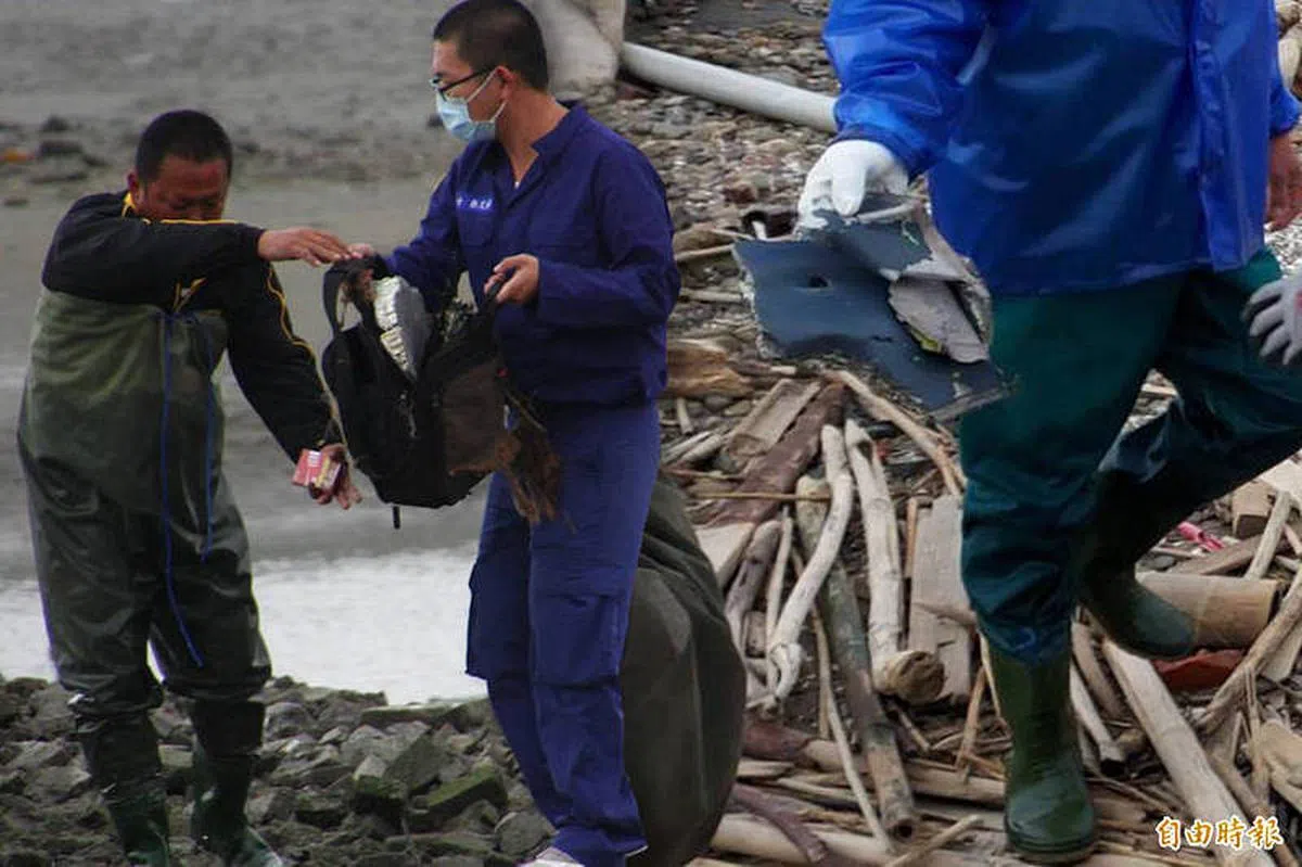 F-16V坠海后，在失联方位附近寻获飞机残骸。（自由时报） 