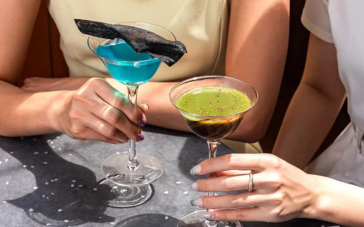品尝纯天然、有创意的两款植物鸡尾酒 – Spirulina 和 Carob。（图／Analogue 提供）