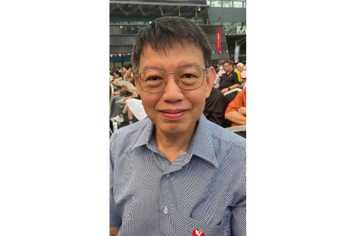 “《联合早报》对每个人都有重要的意义，对我的学生而言是学习华文的媒介，对我来说是一份情怀。我从小开始读早报，它已经成为每天不可或缺的生活习惯。这次活动的主题非常好，民谣与新谣相结合，两者的歌词都在讲人生，永远不会过时，能够一直传承下来，无论男女老少都会喜欢。”——郑君心（56岁，义安理工学院中文系高级讲师）（陈嘉慧摄）