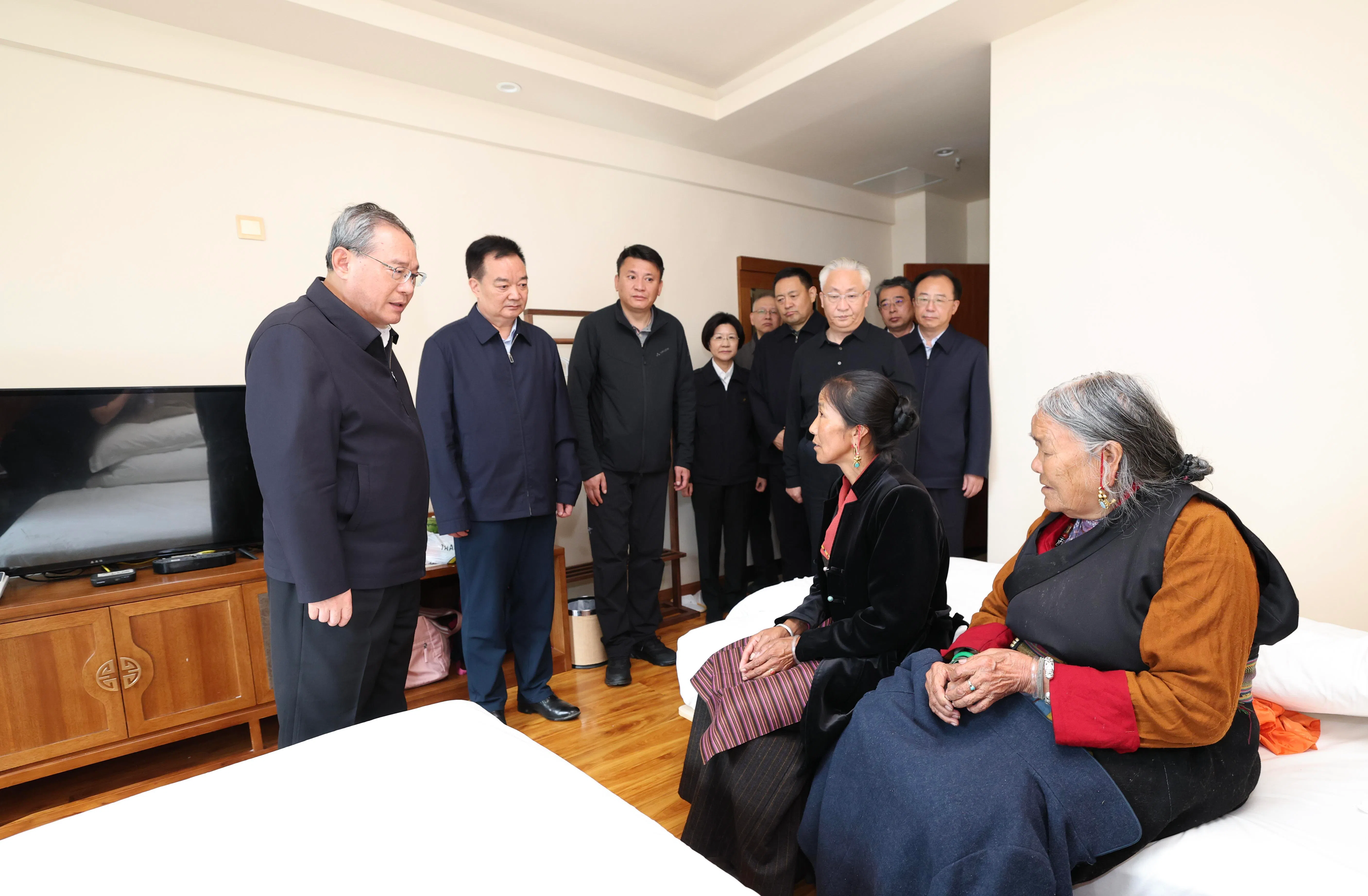 李强来到安置点看望受灾群众，转达习近平的关怀和慰问。（新华社）