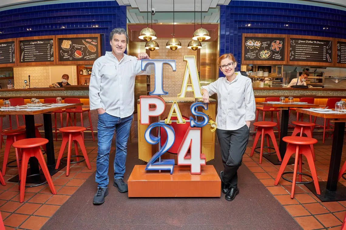 Tapas 24巴塞罗那总店米其林星厨卡勒斯·阿贝兰（Carles Abellán，左）和其得意门生卡罗丽娜·加西亚（Carolina Garcia）联手构思新菜单。（餐馆提供）