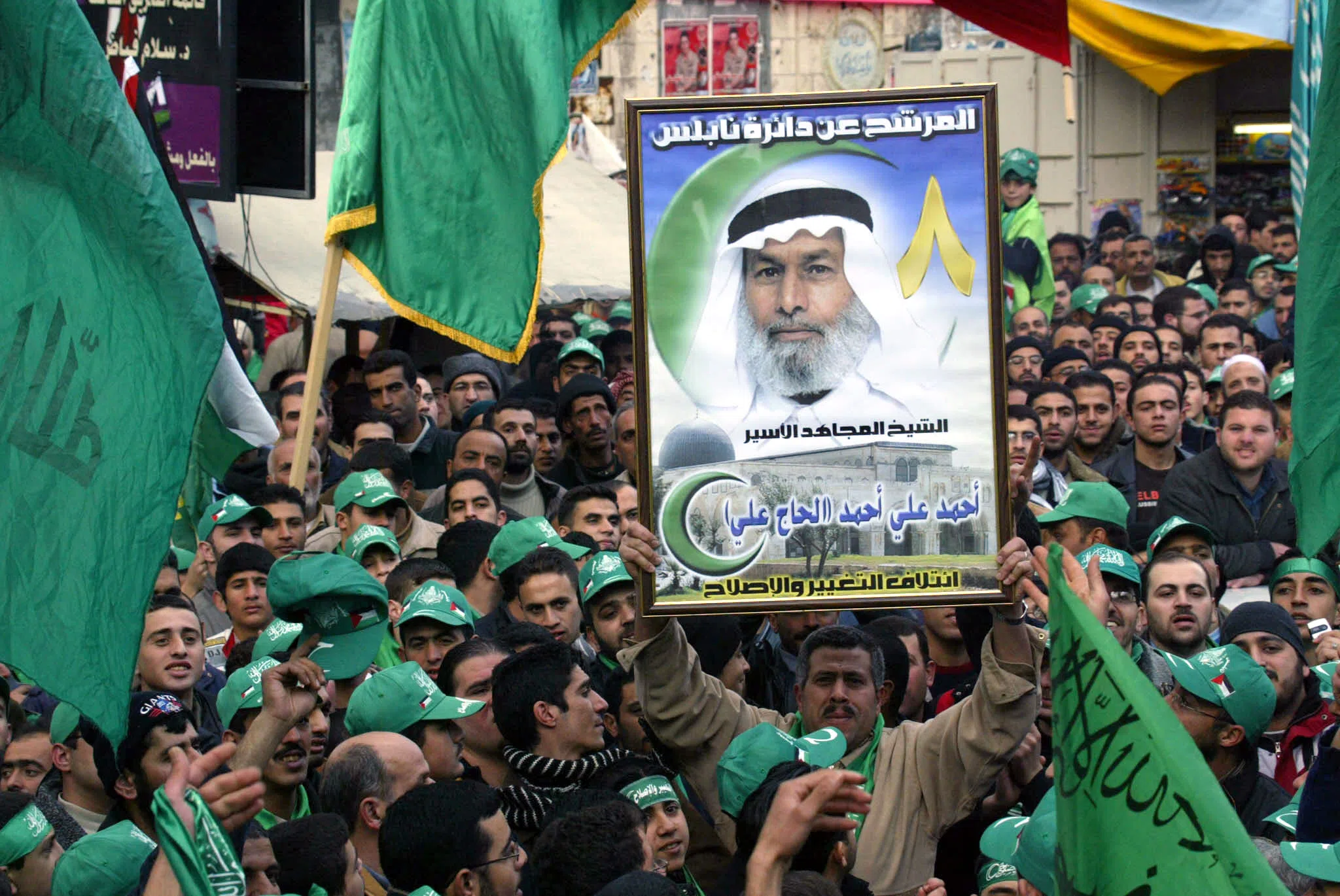 2006年1月26日，哈马斯在巴勒斯坦自治议会选举中取得压倒性胜利，所得议席几乎是执政巴解法塔赫的一倍，支持者士气高昂，却引起国际社会对中东局势前景的担忧。（法新社）