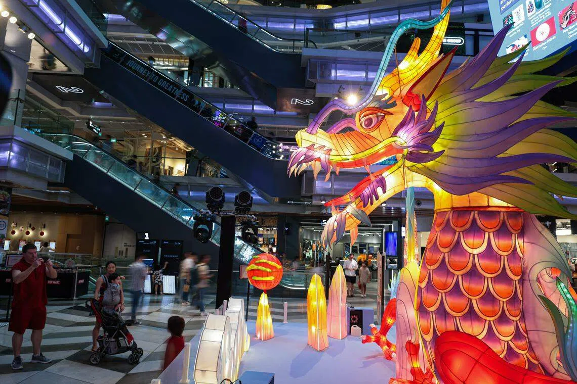 福南商场推出艺术装置，用音乐和动态灯光展现龙的魅力。（李冠卫摄）