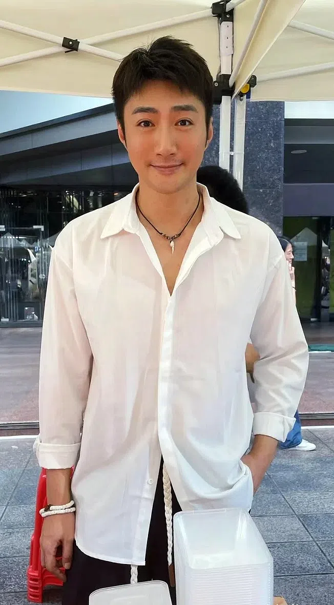 曾获无线力捧的蔡淇俊在广州摆档卖鸡脚，不时在社媒拍视频分享近况。（互联网）