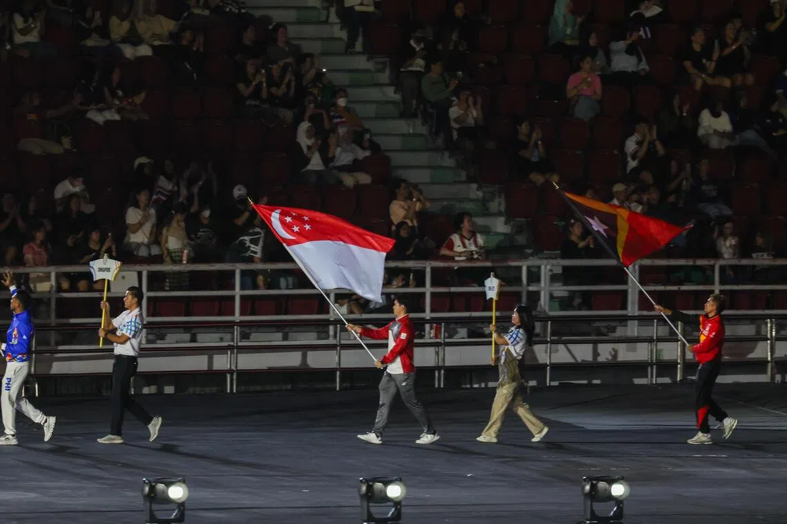 壁球选手安仁（中）是新加坡闭幕式代表团旗手。（白艳琳摄）