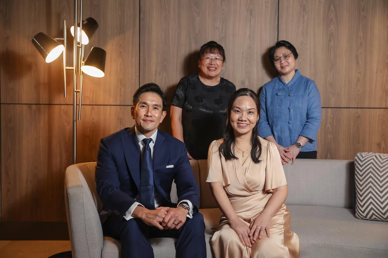 樟宜综合医院综合医务护理及保健部助理处长苏畅（前右）、东南社区发展理事会总经理周培伟（前左）、樟宜综合医院的老年医学部高级顾问医生刘淑玲（后右）以及综合医务护理及保健部高级经理刘美玲，同获全国临床卓越团队奖。（白艳琳摄）