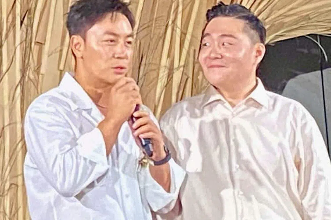 郝劭文（右）结婚，童年拍档释小龙担任伴郎。（朱延平脸书）