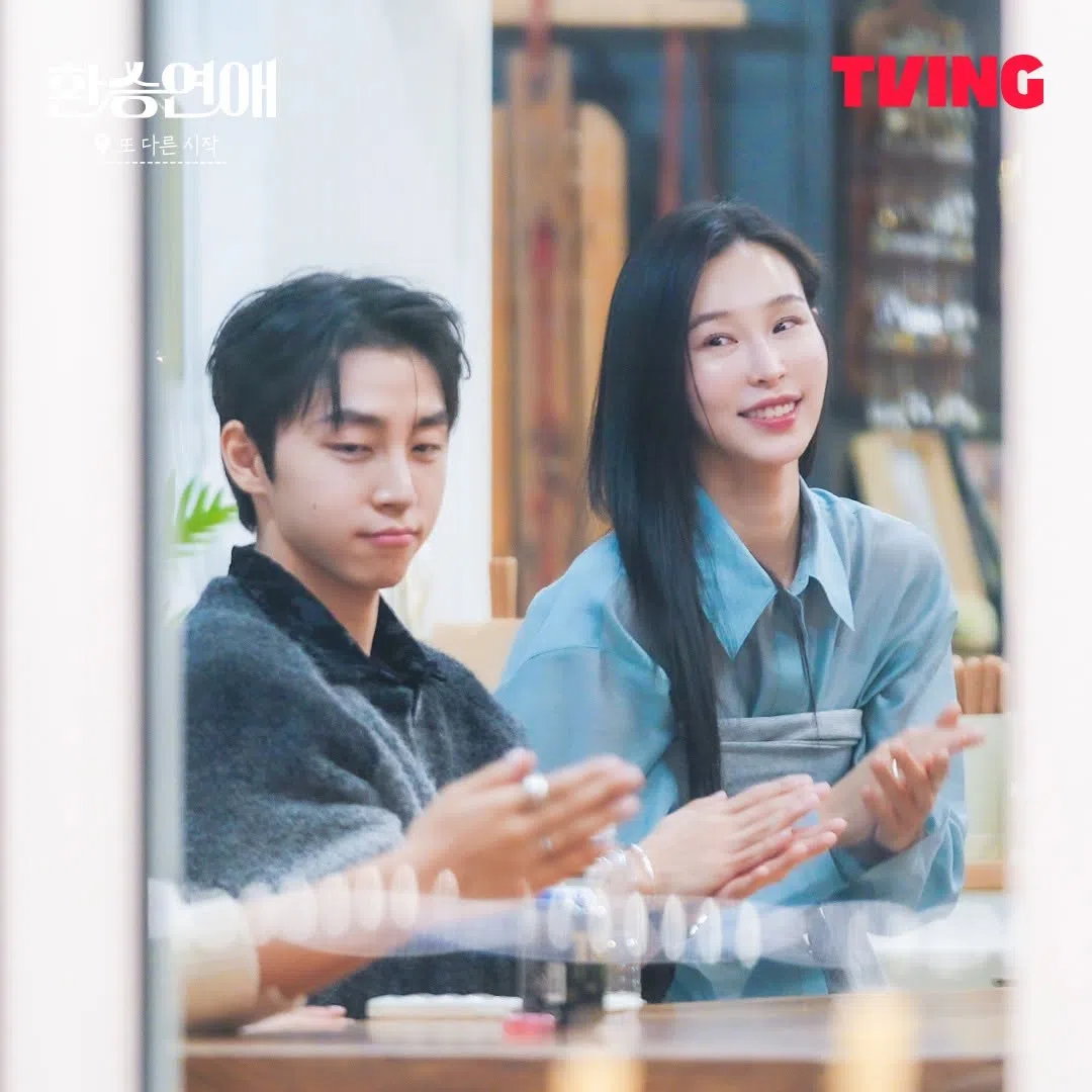 《换乘恋爱》第二季的郑圭民（左）与第一季的郑慧任同框，让观众既新鲜又熟悉。（取自TVING IG）