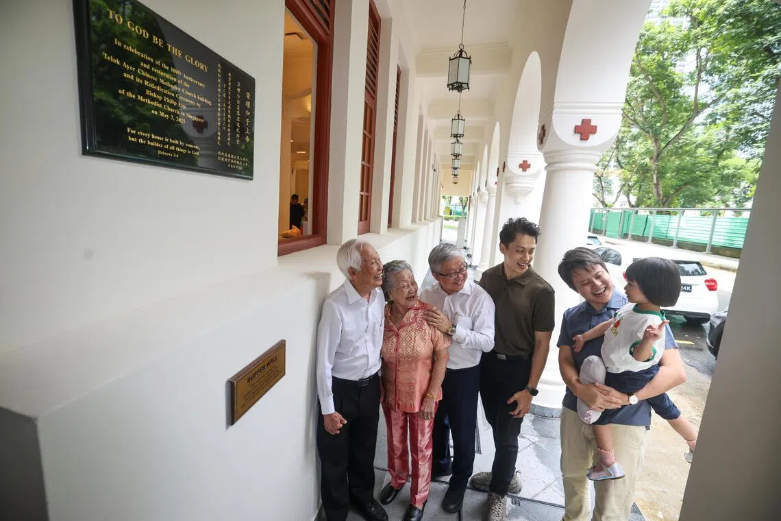 二战时期，卫理公会直落亚逸礼拜堂开放给公众避难，将五脚基墙体（图中标示）加厚10公分，为空袭做好防护。 陈振盈（左一）与家人当年到教堂避难时只有四岁。他后来成为教徒，与妻子彭水锦（左二）带着儿子陈华如（左三）到这所教堂，这也开启陈华如为教会服务的兴趣。如今，陈家四代，包括陈华如的儿子陈以安（左四起）、 陈以恒和孙女陈睿暄都会到这个历史悠久的教堂做礼拜。（陈渊庄摄）