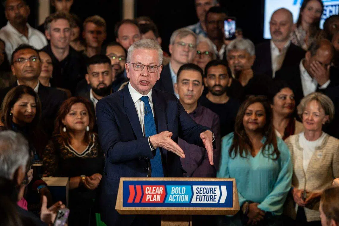 英国房屋部长戈夫（Michael Gove）星期二（7月2日）在伦敦国家陆军博物馆举行的保守党造势活动上，敦促选民阻止工党在选举中取得压倒性胜利。（彭博社）