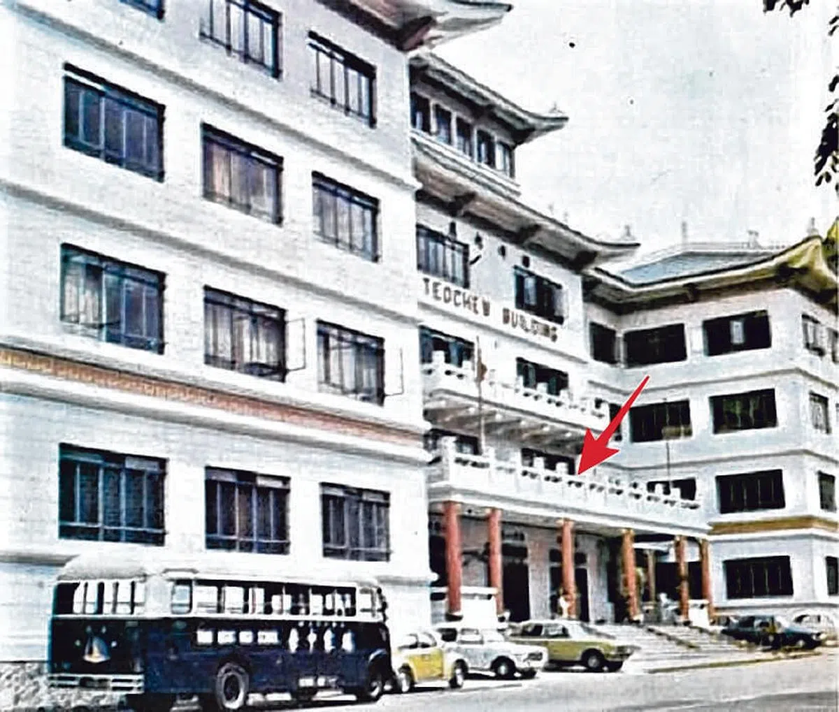 学校二楼面对着皇家山的小阳台（箭头处），就是胡先家人数着星星入眠的流动卧室。