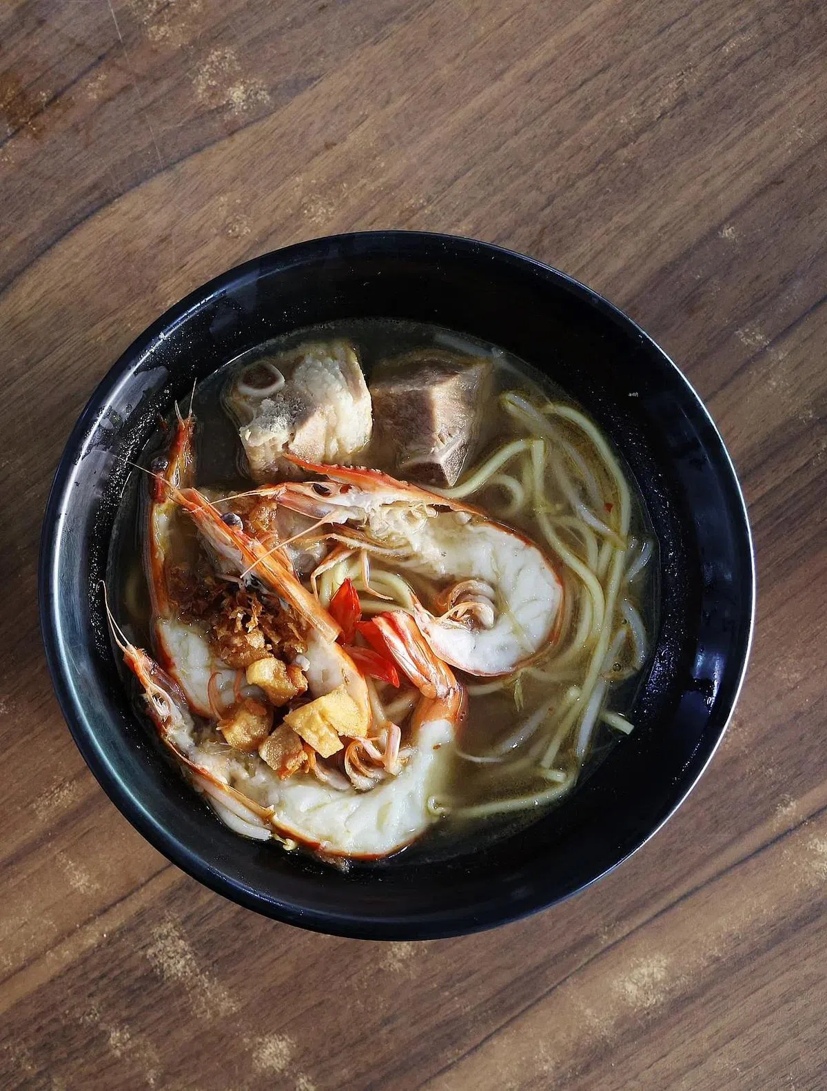 阿辉大虾面的汤底清甜，食材新鲜。（蔡家增摄）