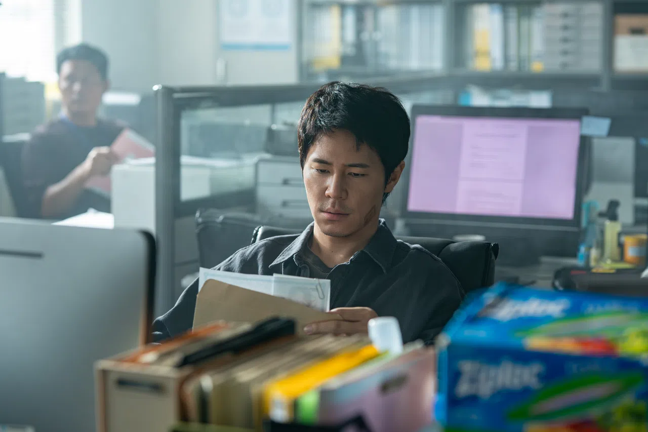 李奎炯饰演追查齐文宰被冒认身份一案的刑警。（Netflix提供）