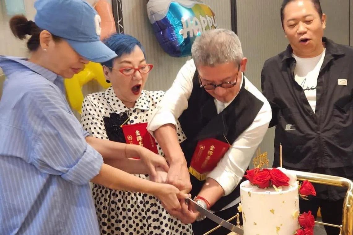 胡瓜前妻秀秀（左起）、张小燕和柯震东爸爸三个狮子座寿星一起切蛋糕。（TVBS提供）