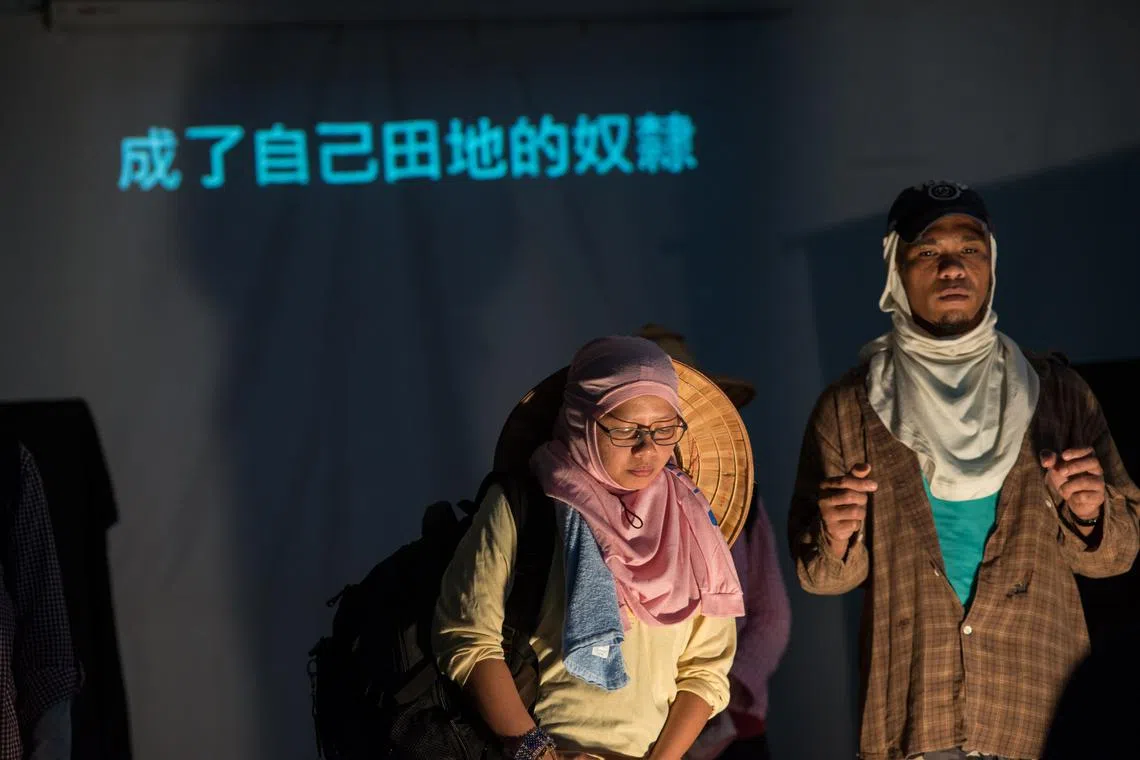 赖淑雅与菲律宾籍移工进行戏剧工作坊，讨论移工在台处境及如何艺术转化。（台湾应用剧场发展中心提供）