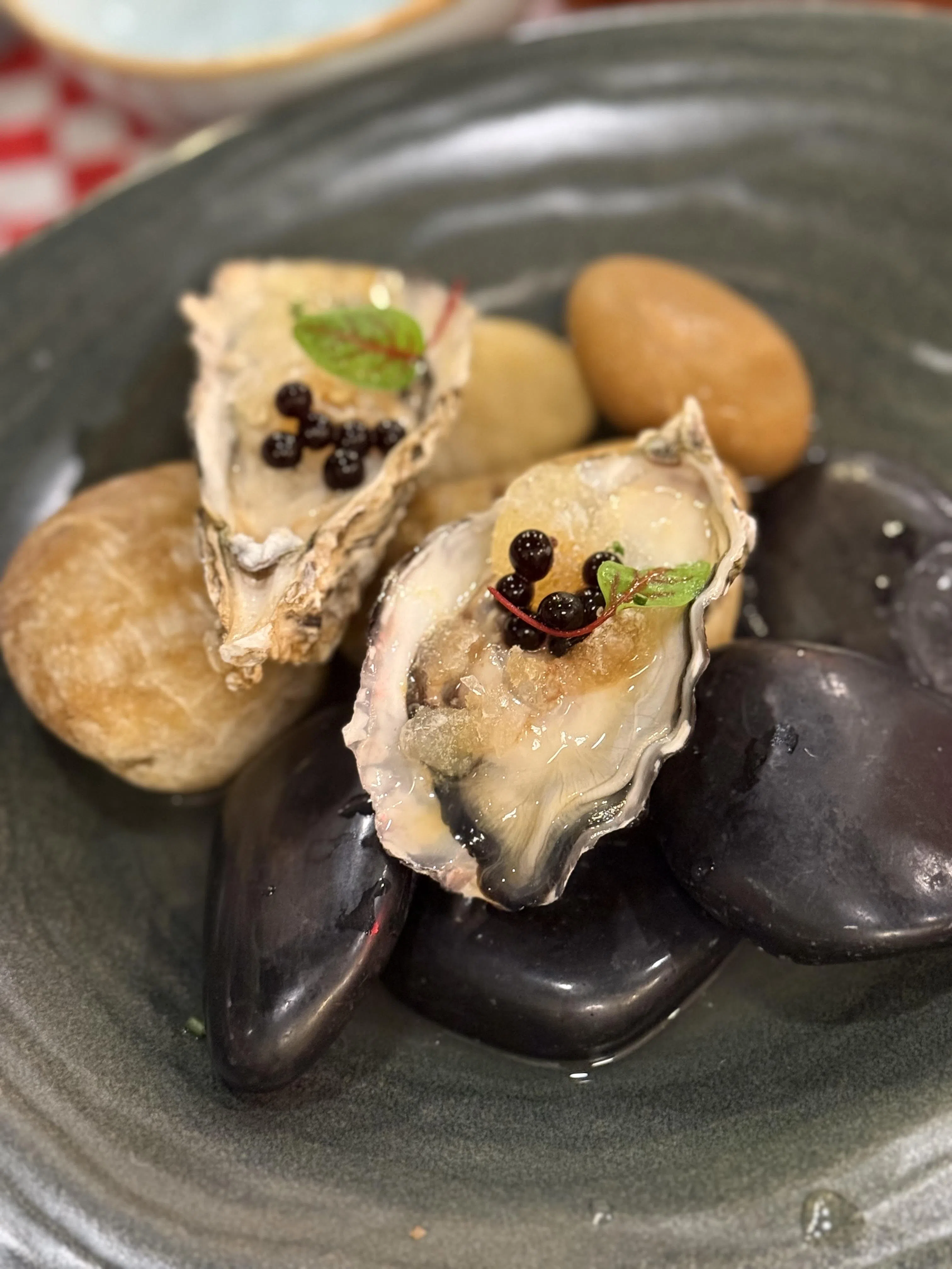 香橙冰沙和香醋制成的珍珠为鲜美多汁的日本生蚝增添味觉层次。（叶晓虹摄）