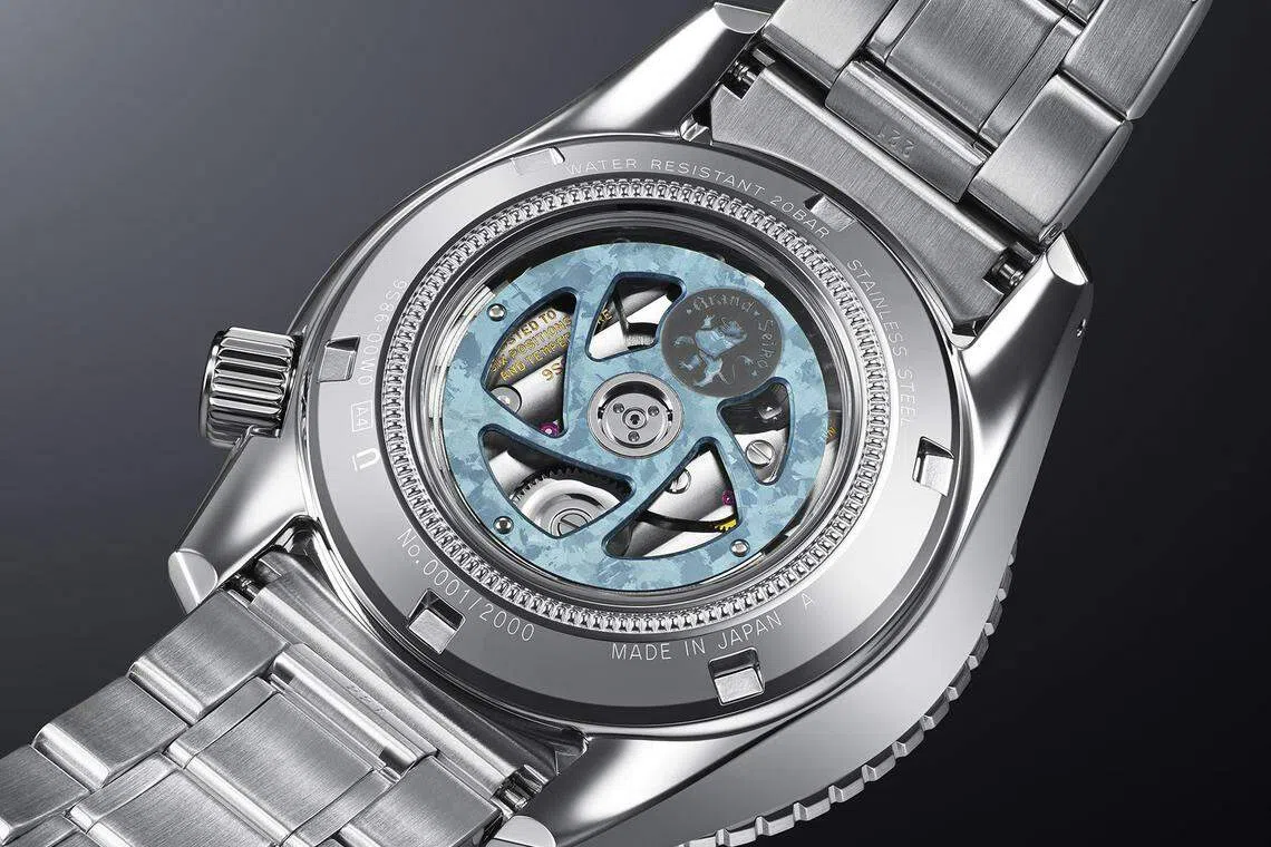 SBGJ275背面浅蓝色阳极氧化钛金属摆陀与表盘相得益彰。（品牌提供）