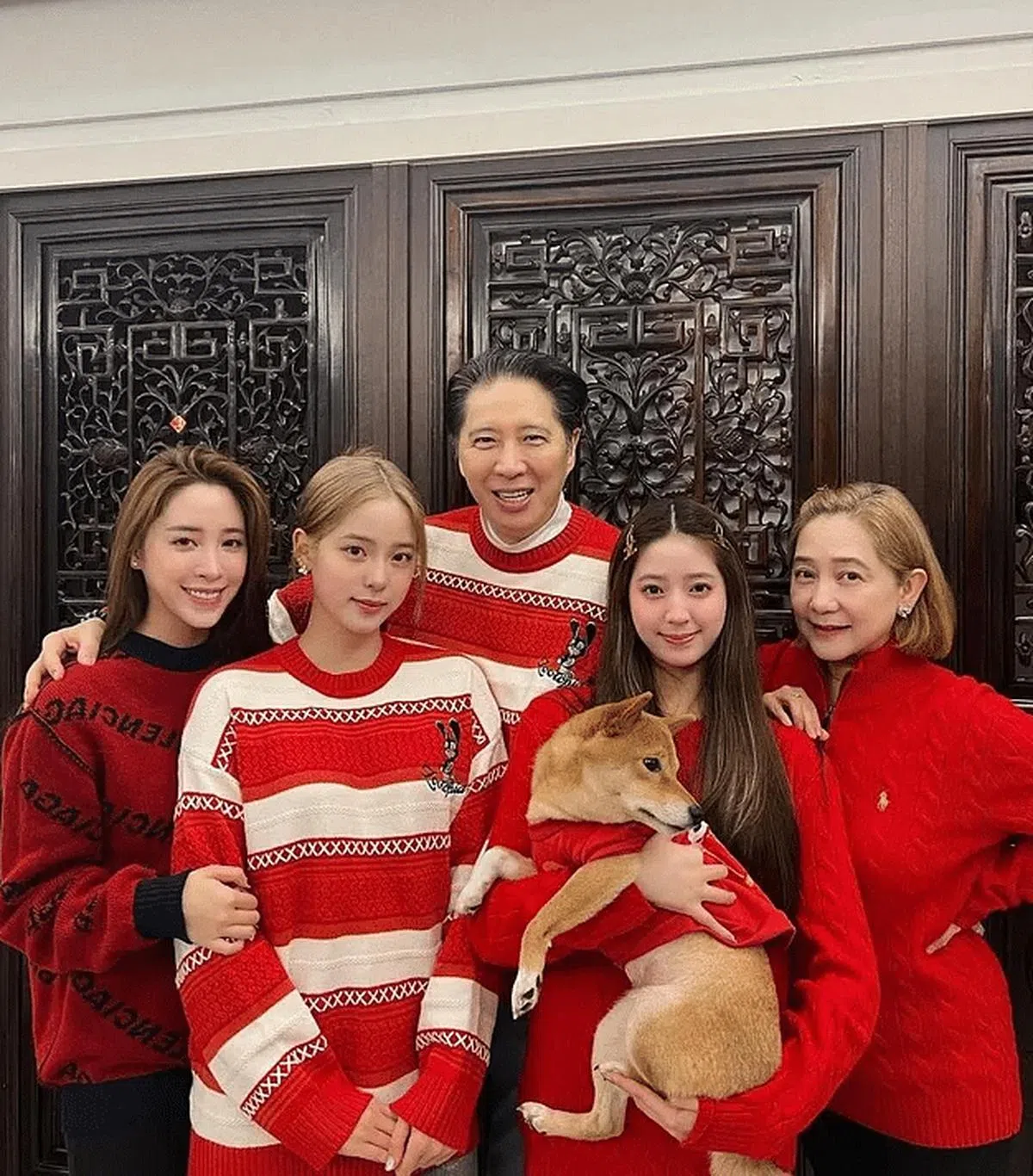 欧阳娜娜（左二）的新年祝福因为少了“华人新年”几个字而挨轰。（互联网）