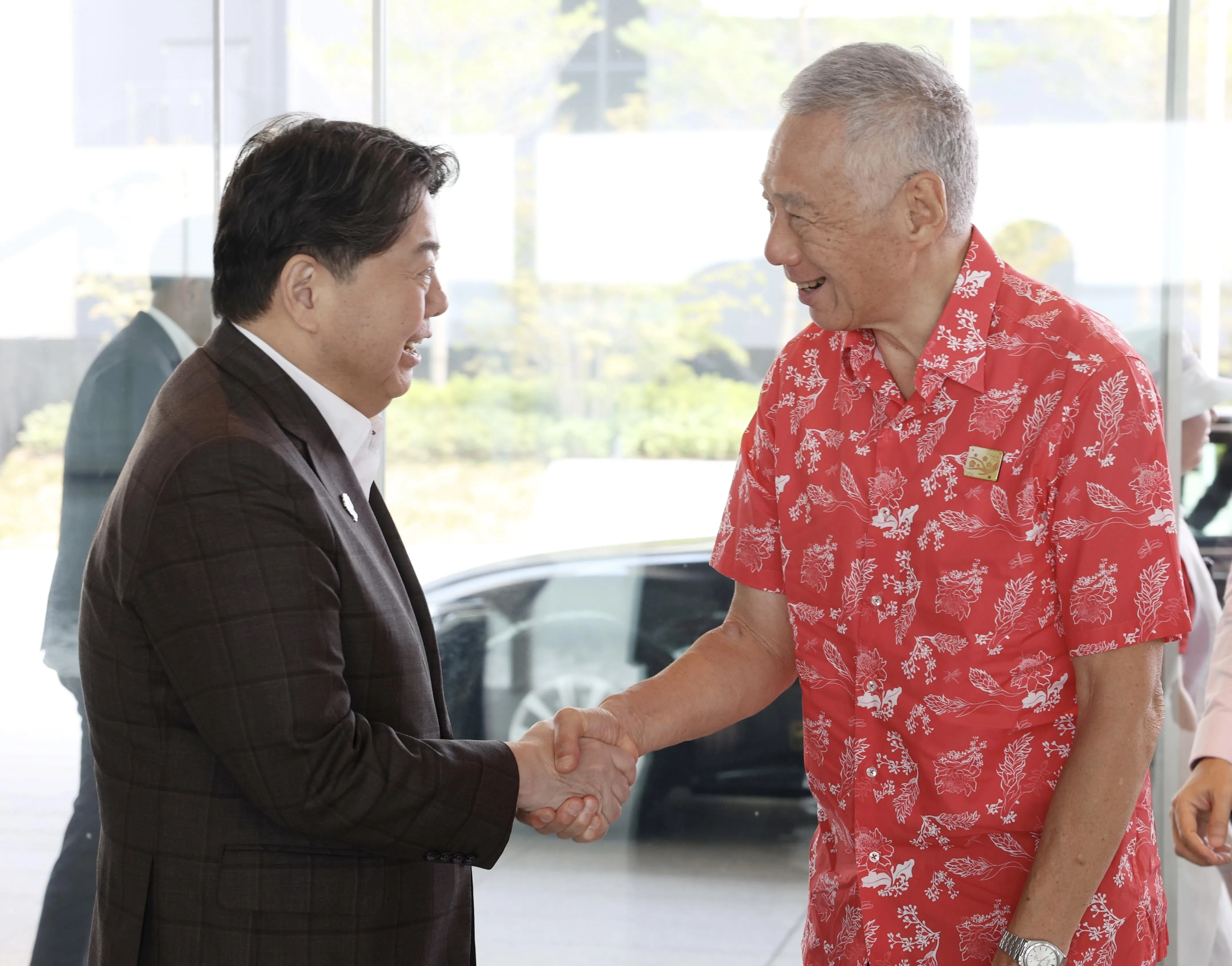 李资政（右）和日本内阁秘书长林芳正都认为，两国友好关系里最重要的组成部分是两国人民互动与交流，而两国旅游业更是最具代表的领域。（数码发展及新闻部提供）