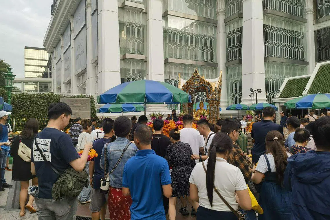 尽管负面新闻缠身，泰国依然是许多中国游客的热门旅游目的地。图为中国游客十一黄金周假期在曼谷网红景点“四面佛”打卡。（中新社）