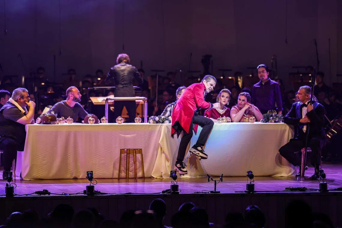 火神洛戈（红衣者）脚踩轮滑鞋的灵感来源于导演汤新新对于作曲家原谱的解读。（创乐者交响乐团提供）